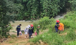 Giải cứu, đưa vào bờ 4 nữ sinh bị nước lũ cô lập khu vực suối Mơ