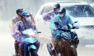Mưa dồn dập ở nhiều nơi thuộc Bắc Bộ và Bắc Trung Bộ
