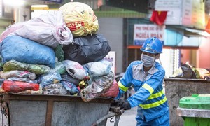Hà Nội tăng 7 lần phí thu gom rác, chuyên gia nói gì?