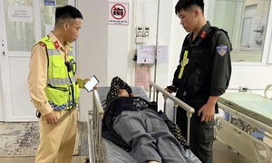 Cảnh sát kịp thời đưa người phụ nữ ngất xỉu trên quốc lộ đến bệnh viện 