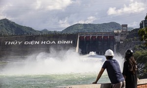 Tiếp tục đóng cửa xả đáy thủy điện Hòa Bình