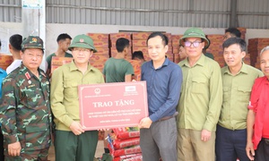Cứu trợ đồ dùng thiết yếu cho người dân vùng lũ Điện Biên