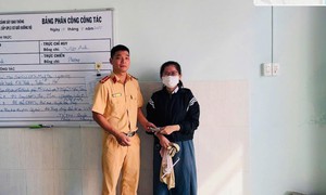 Nhận lại 50 triệu đồng đánh rơi, người phụ nữ viết thư cảm ơn CSGT