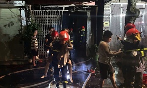 Cháy nhà dân lúc rạng sáng, 7 người mắc kẹt được công an giải cứu