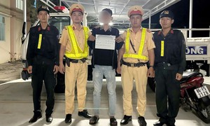 CSGT phát hiện 2 thanh niên điều khiển xe gắn máy sử dụng ma túy