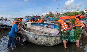Bão số 5 vọt cấp, khẩn trương sơ tán người dân