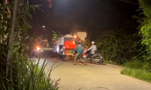 Nông dân Huế xuyên đêm gặt lúa ứng phó bão số 5