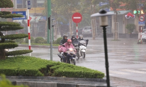 Nghệ An căng mình ứng phó bão số 5, phố xá vắng lặng từ sáng sớm