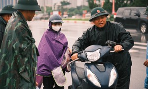 Bộ đội tên lửa dầm mưa sửa xe giúp người dân ở Hà Nội

