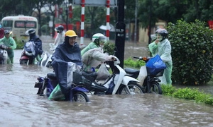Nhiều tuyến phố Hà Nội ngập sâu trong mưa, xe không thể di chuyển