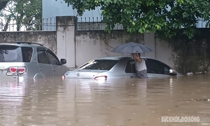 Nhiều tuyến đường ngập sâu, ô tô 'ngâm mình' trong nước, chủ xe sốt ruột chờ trời tạnh