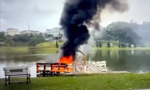 Người dân đốt vàng mã làm cháy phụ kiện trang trí cầu ở hồ Xuân Hương