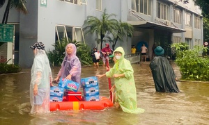 Mưa lớn sau bão, chung cư tại Hà Nội ngập nặng, điện nước tê liệt