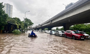 Mưa giảm nhưng nhiều tuyến phố ở Hà Nội vẫn có khả năng ngập úng trong sáng nay