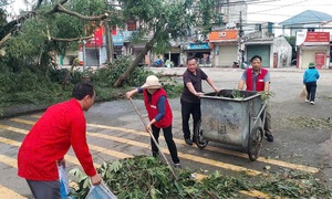 Cứu trợ khẩn cấp gần 1,5 tỷ đồng người dân 3 tỉnh miền Trung bị thiệt hại do bão số 5 (Kajiki)