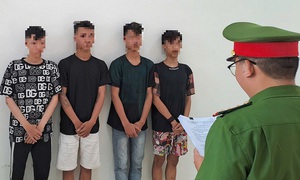 Bắt tạm giam 4 đối tượng cầm đầu nhóm thanh thiếu niên mang hung khí đi đánh người