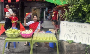 Người phụ nữ phát trứng, hoa quả, nước miễn phí cho người xem diễu binh: 'Tôi sẽ làm nhiều thêm gấp 3 lần nữa'