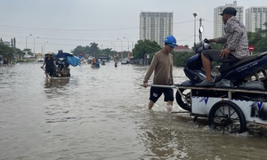 Nhiều tuyến đường ở Hà Nội vẫn ngập sâu, dịch vụ xe kéo 'cõng' xe máy đắt khách