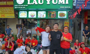 Bún hải sản miễn phí ấm lòng người dân đi xem A80

