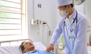 Người đàn ông sốc tim, nhồi máu cơ tim do lạm dụng chích lể
tại nhà