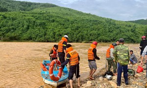 Giải cứu 5 người bị kẹt ở đập tràn gần 2 ngày do nước lũ dâng cao