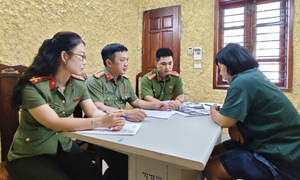Tạm giữ hình sự người phụ nữ lừa đảo bán giấy mời sự kiện A80