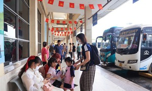 Hà Nội: Bến xe 'đìu hiu' hành khách, các cầu sang Triển lãm ở Đông Anh tắc cứng