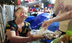 Tổng duyệt diễu binh, diễu hành A80: Ấm áp nghĩa tình Hà Nội từ những nắm cơm muối vừng