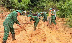 Mưa lớn do bão số 6 chia cắt nhiều xã miền Tây Nghệ An