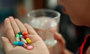 T&#225;o b&#243;n, kh&#243; đi ngo&#224;i c&#243; thể l&#224; phản ứng phụ của thuốc