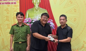 Du khách Hàn Quốc nhận lại trên 31 triệu đồng và hơn 100 USD đánh rơi