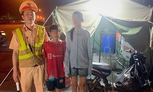 Hai chị em đi xe đạp điện từ Thanh Hóa ra Hà Nội để xem diễu binh, diễu hành kỷ niệm Quốc khánh 2/9