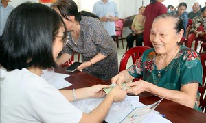 80 năm Quốc khánh: Người dân phấn khởi nhận phần quà 100.000 đồng