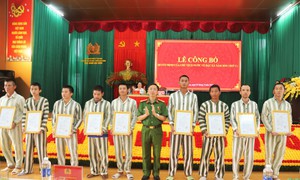 Trao quyết định đặc xá của Chủ tịch nước cho 255 phạm nhân ở Trại giam Đại Bình