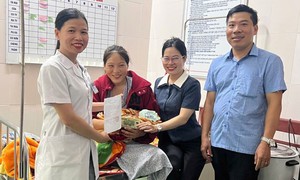 Đi nhận quà Quốc khánh, sản phụ chuyển dạ sinh con được thêm 1 phần quà