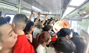 Tàu điện Cát Linh - Hà Đông chật ních, nhiều người không thể lên tàu đến trung tâm Hà Nội