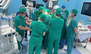 Phối hợp cứu thanh niên chấn thương phức tạp tại Côn Đảo