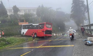 Xe khách chở 36 người mất phanh, lao vào taluy trước cổng trường học ở Lào Cai