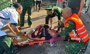 Bộ đội Biên phòng kịp thời cứu ngư dân bị tai nạn trên biển