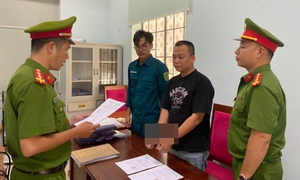 Qua bàn bên cạnh mời bia, người đàn ông bị đánh hội đồng giữa quán nhậu