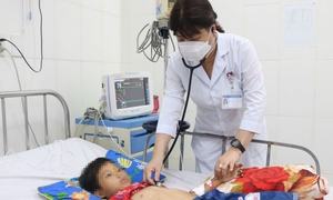 Cứu sống bệnh nhi 8 tuổi bị hóc dị vật đường thở