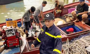 Cảnh sát kịp thời cứu tàu cá đang chìm trên vùng biển Đắk Lắk