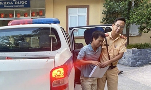 CSGT dùng xe chuyên dụng đưa người đàn ông có biểu hiện bất thường đi bệnh viện cấp cứu