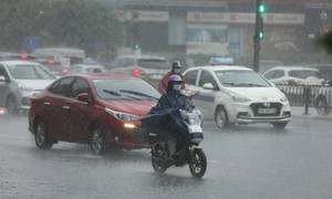 Mưa lớn nhiều nơi khu vực nội thành Hà Nội, đề phòng lốc, sét