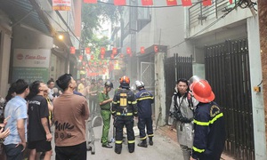 Điều 3 xe cứu hỏa dập tắt đám cháy, cứu cô gái trên tầng thượng ở phố Đình Thôn, Hà Nội