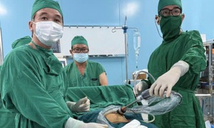 Ê-kíp bác sĩ TPHCM phẫu thuật thành công bướu quái buồng trứng cho bệnh nhân tại Côn Đảo