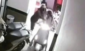 Truy tìm đối tượng sàm sỡ rồi giật túi xách của cô gái tại chung cư mini ở Hà Nội