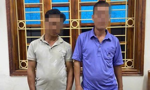 Công an làm việc với 2 đối tượng rải tờ rơi thu mua lợn bỏ ăn ở địa bàn có dịch tả lợn châu Phi