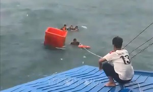 Cứu 4 ngư dân gặp nạn, trôi dạt nhiều giờ trên biển