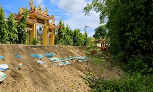 Gia cố khẩn cấp, ngăn sạt lở uy hiếp đường liên xã và nhà dân